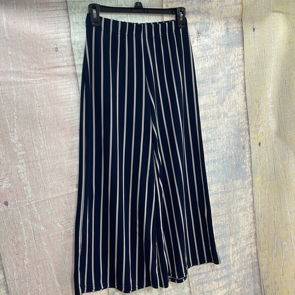 - In good used condition Woman’s Capella wide leg pants. Size is medium. - Picture 5 of 14